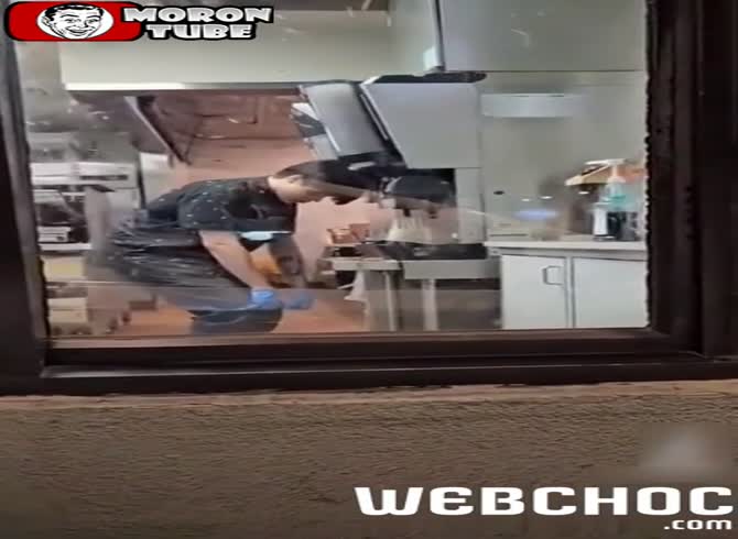 Video :This worker finds it difficult to assist clients!